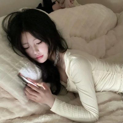 公园里的女孩海报